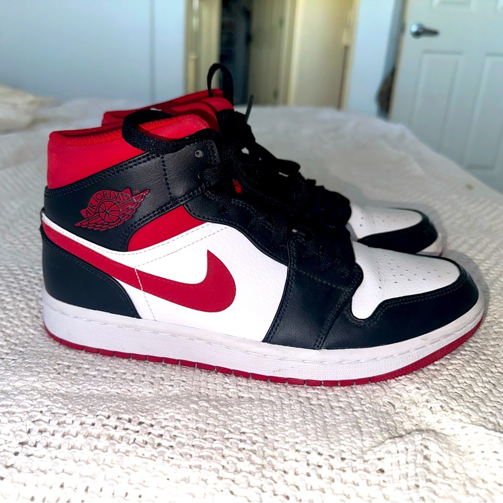 Jordan 1 Mid Chicago Black and Red